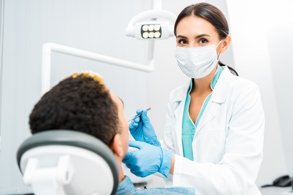Tips From A Cosmetic Dentist On Waiting For Dental Implants To Heal